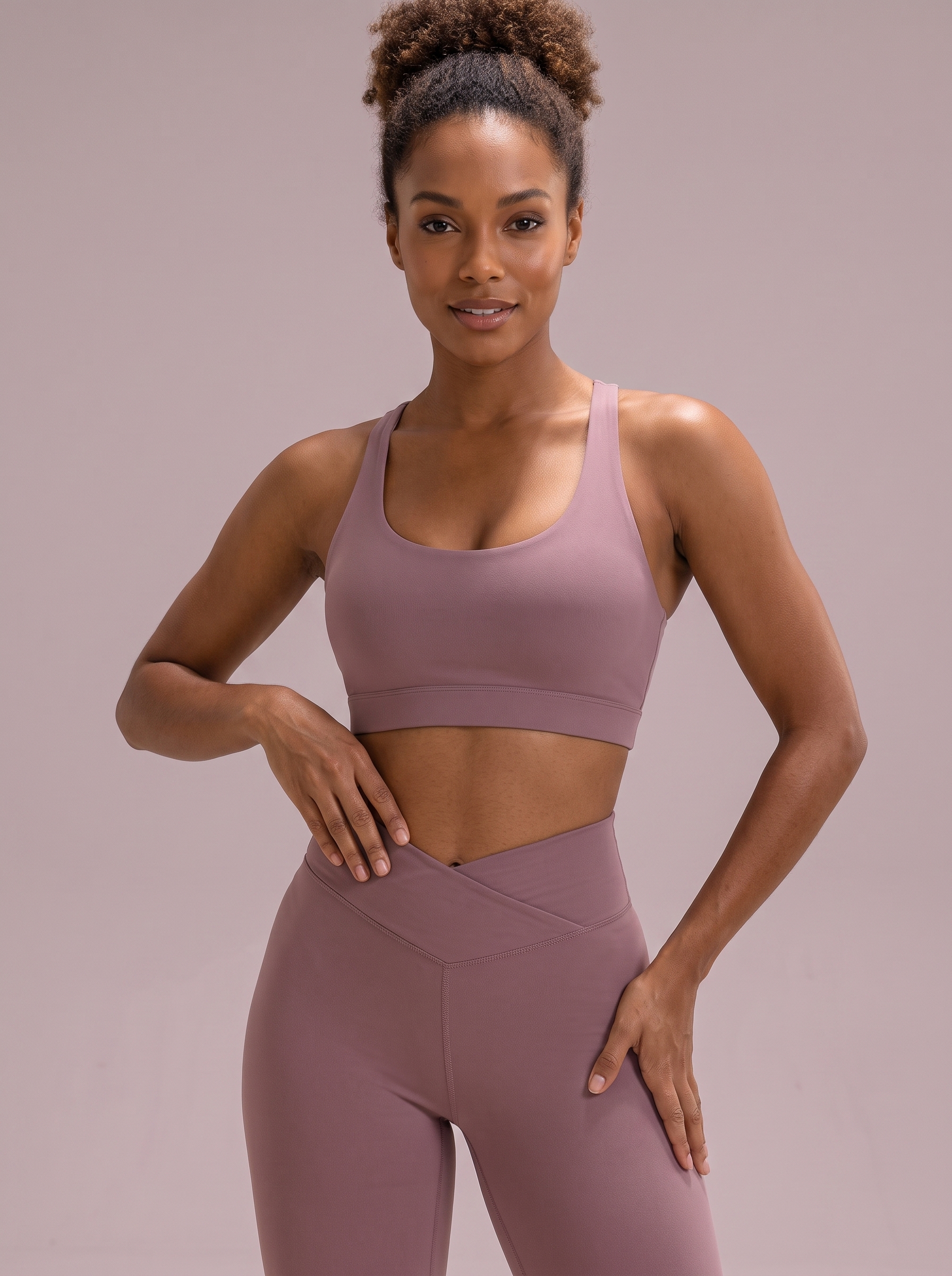 Modelo com top e legging malva
